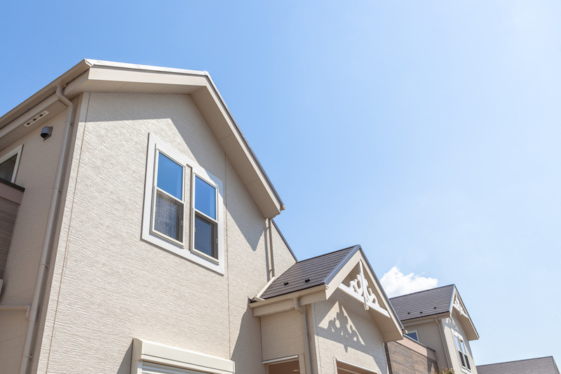 白い壁の一軒家